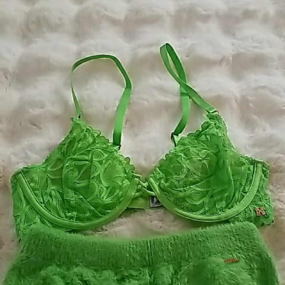 FUN 2 PC Savage X Fenty Vibrant Green Bra Set